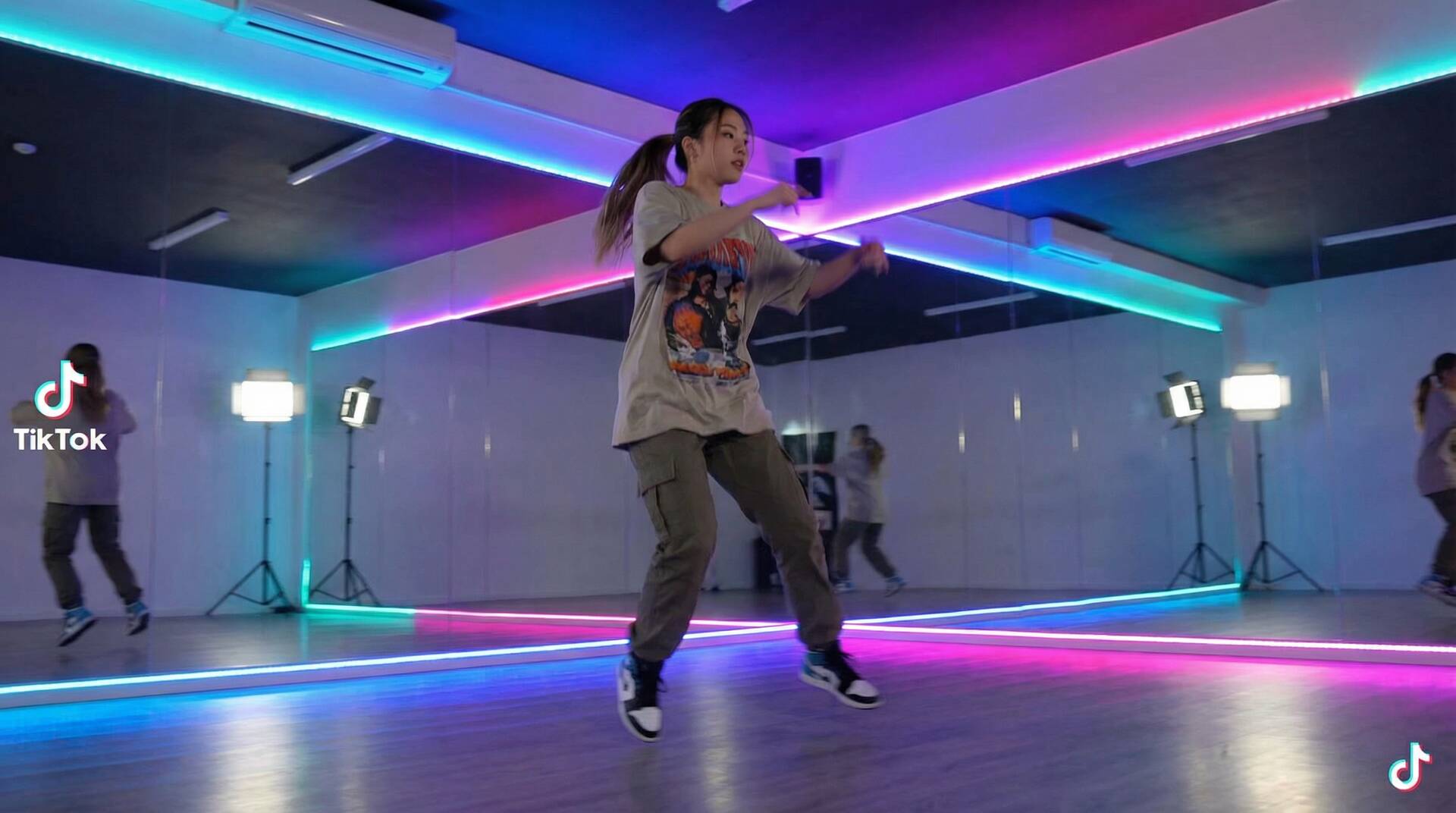 偷拍泄密美少女写真视频